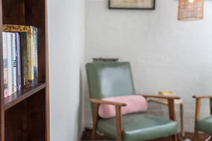 Patricia's Place - Cosy, Quirky, Vintage Shopfront - Ivanhoe