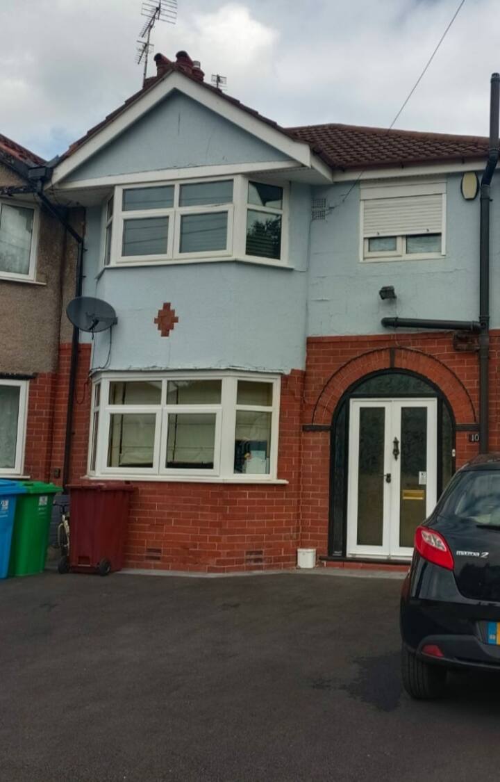 Comfy and quiet room by Didsbury Village Houses for Rent in Didsbury