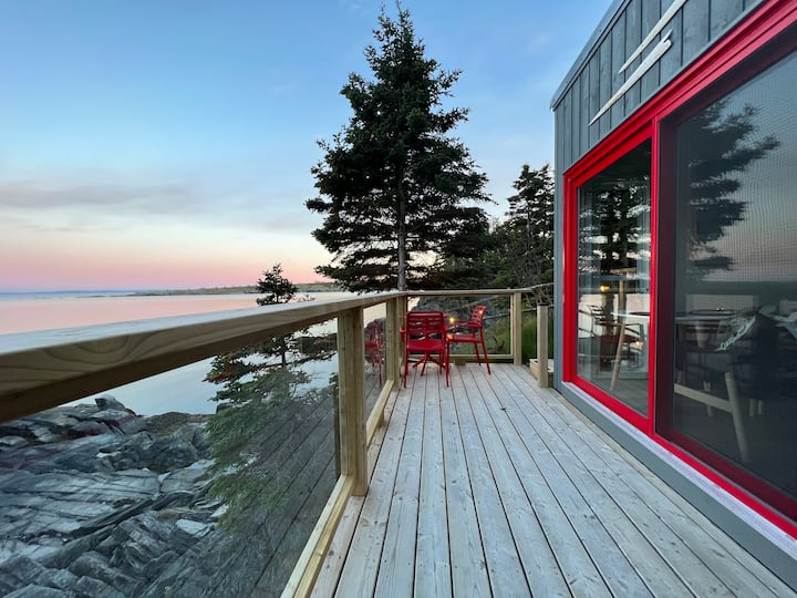 The Fishing Stage; secluded oceanfront studio Tiny houses for Rent in