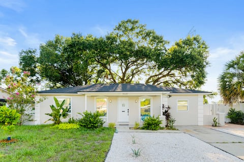 Spacious 4BR Retreat Tampa | Family & Pet-Friendly