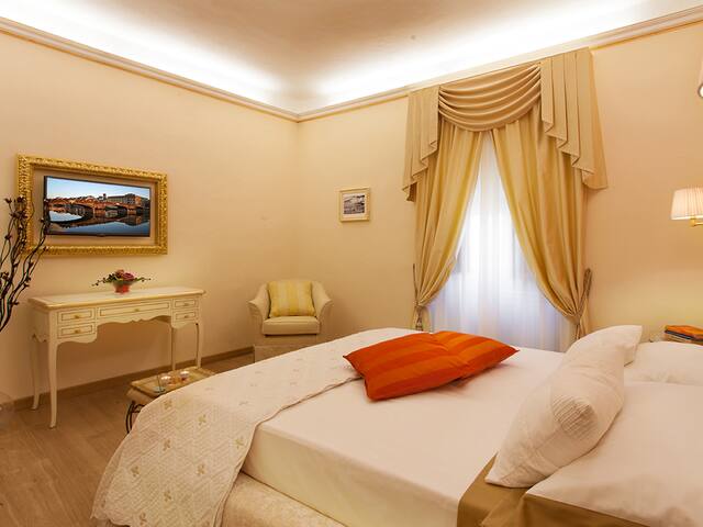 La Culla di Dante Luxury Apartment in Duomo gallery image 5