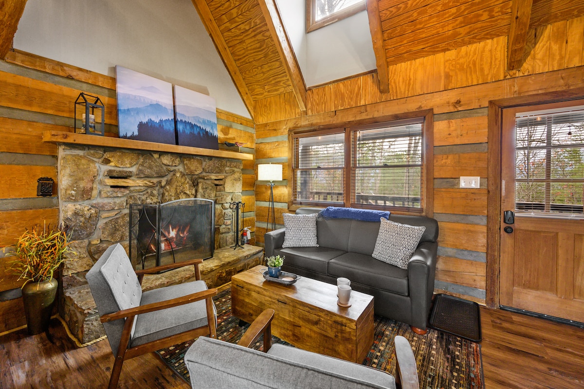 主层客厅配有燃木壁炉和全尺寸沙发床。