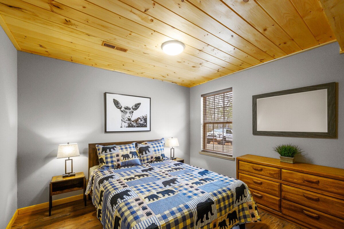 融入底层的标准双人床卧室！