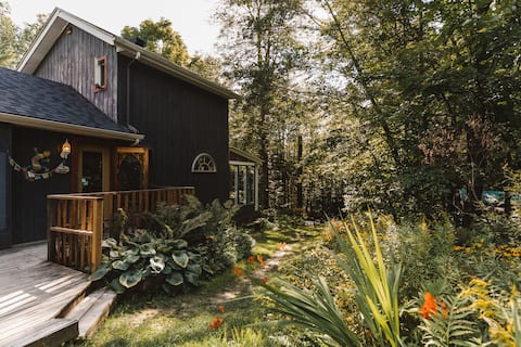 Large riverfront cottage in Lac-Brome