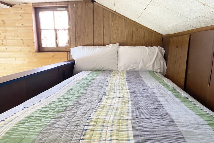 En dubbelsäng i utomhusloftet