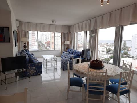 Propiedad de Airbnb exitosa: Large High-Floor Apartment 88 m2 Corner View Sunset en Punta Del Este