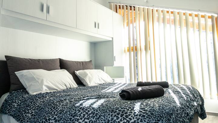 двокреветна спална соба/приватна туш-кабина