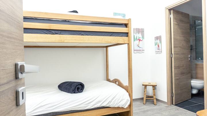 детска соба/приватна туш-кабина
1 единечна греалка со кабриолет за спиење (80/190)
1 осветена гигоња (80/190)
достапно детско креветче за преклопување