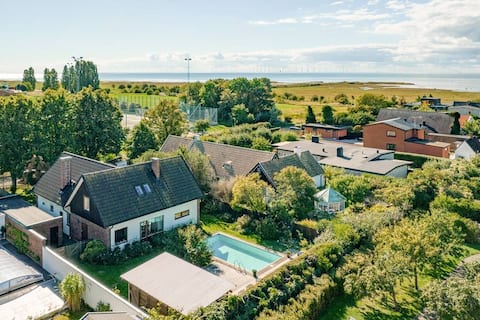 Pool villa 200 m from the water