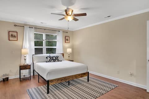 Bright & Modern Home 12 Miles from CLT