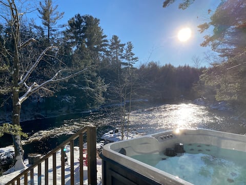 Cozy Private Forest Set Cabin w/ Riverside Hot Tub