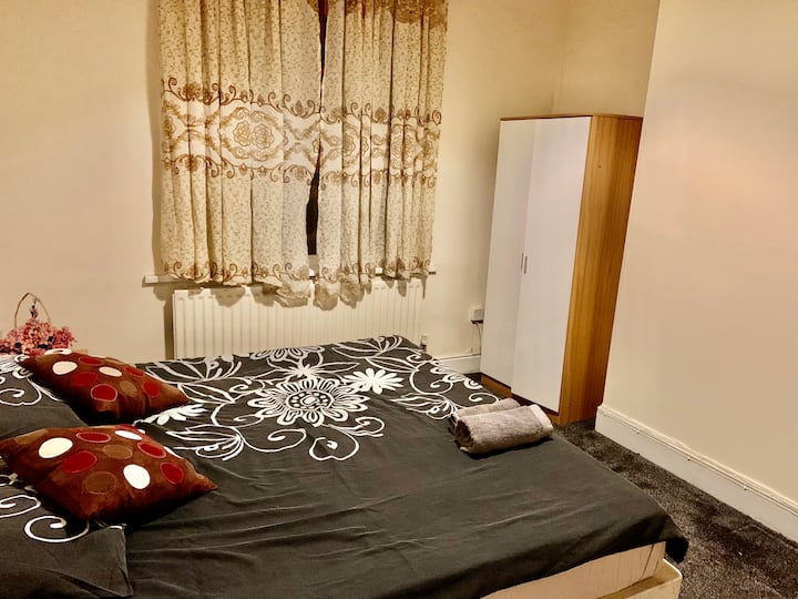 Cosy Private Room 5 minutes from Derby City Centre Houses for Rent in
