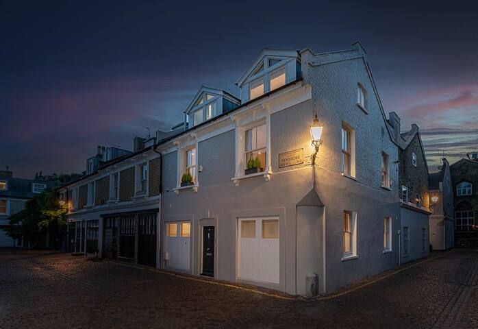 NEW Stunning 5BD Mews House gallery image 3