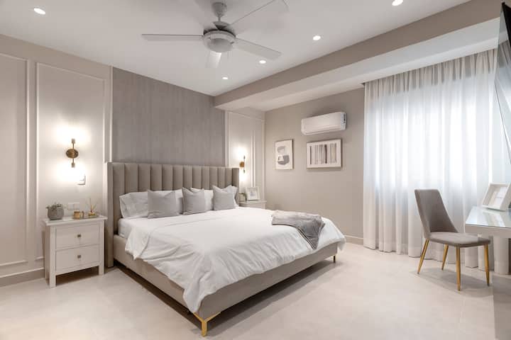 Уютната просторна спалня разполага с двойно легло king size, самостоятелна баня с душ за дъжд, просторен дрешник, климатик, 55 - ИНЧОВ смарт телевизор, бърз WI - FI и бюро.