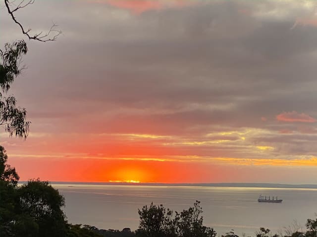 McCRAE ENTERTAINER WITH AMAZING BAY VIEWS