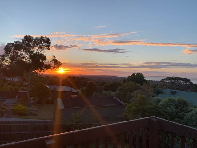 McCRAE ENTERTAINER WITH AMAZING BAY VIEWS gallery image 3