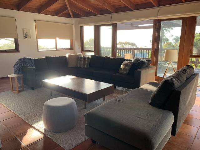 McCRAE ENTERTAINER WITH AMAZING BAY VIEWS gallery image 5