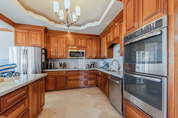 Isle Be Back – Luxury Beachfront Residence gallery image 4