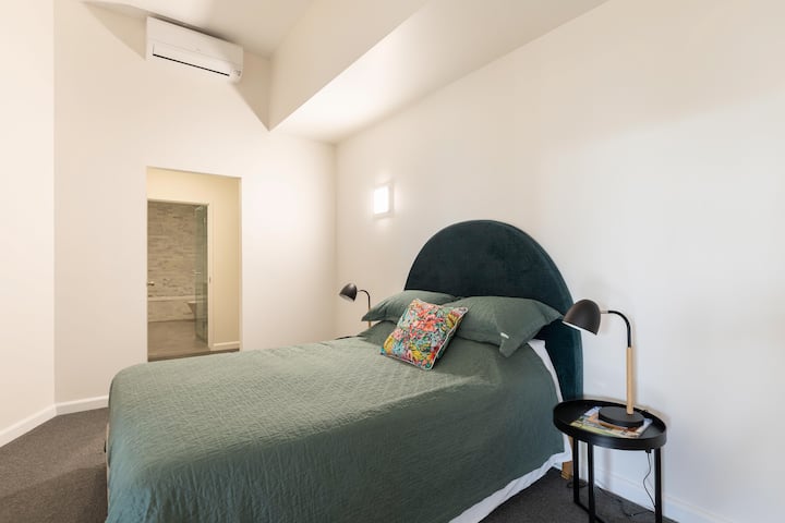 חדר שינה שני עם חדר וגישה לחדר הרחצה של האורחים