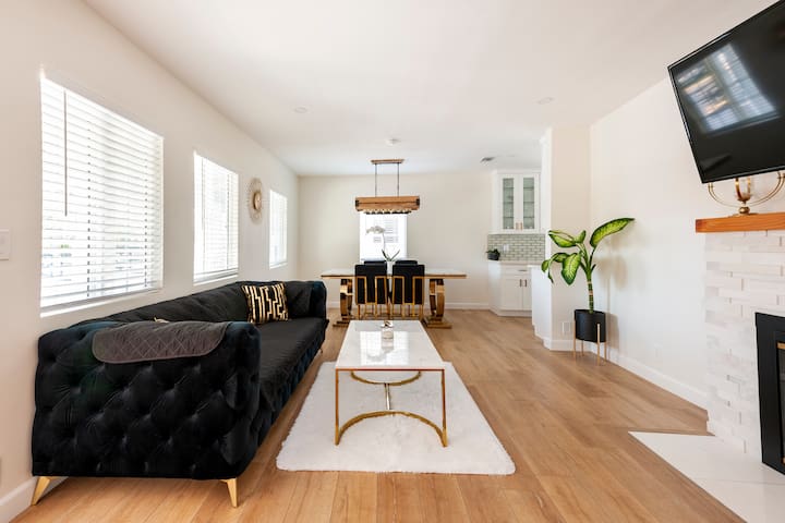 Cheerful 3 Br house walking distance from NoHoWest