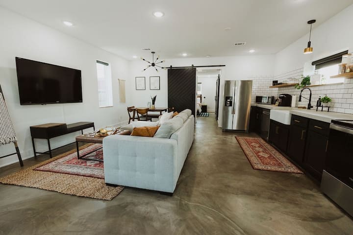 ✨Olivia Downtown✨ Industrial Chic/ Sleeps 4 - Pensacola, FL