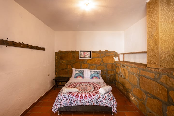 Chumba cha 4. Kitanda cha watu wawili, kitanda cha sofa 2 na bafu la pamoja.