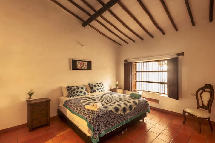 Chumba kikuu cha kulala chenye kitanda cha ukubwa wa kifalme.