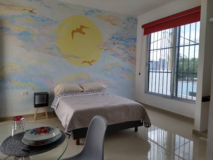 Создадено за добар одмор и пријатно искуство за вас во станот. Со голем прозорец, мрежа против комарци. Горе