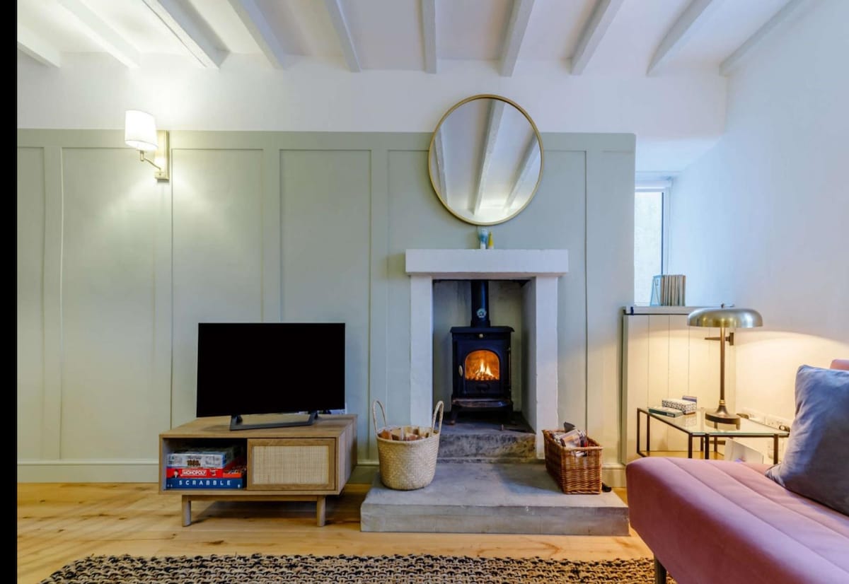 Top Airbnb: Stylish Retreat in Heart of The Peak District in Tideswell