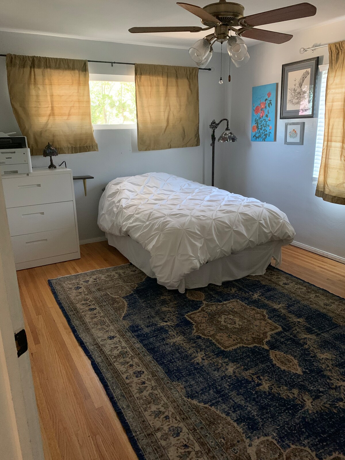 Ovaj je bračni krevet vrlo udoban. Dodatni jastuci u spavaćoj sobi ili ormarima u hodniku.  Tu je i radni stol, pisač i ormar za vješanje odjeće. 