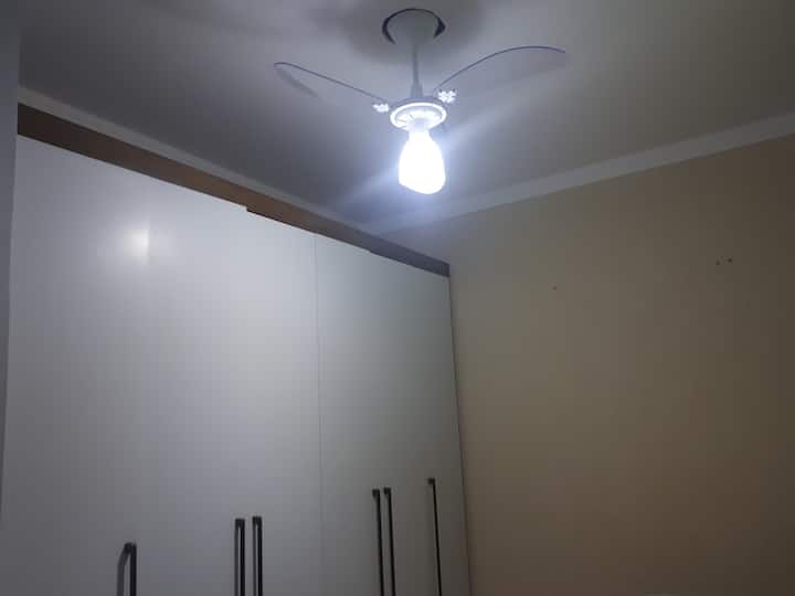 Stropni ventilator u jednokrevetnoj sobi s prostorom za rad.