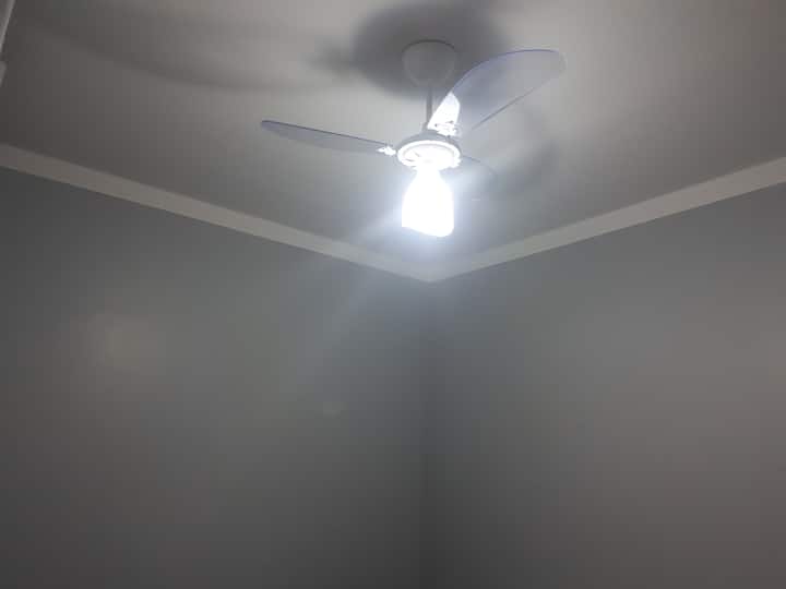 Stropni ventilator u spavaćoj sobi s krevetima za jednu osobu koji se mogu spojiti i čineći bračni krevet .