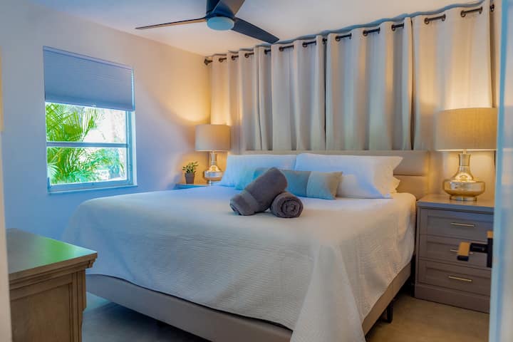 Ropa de cama y mantas adicionales en el armario. 