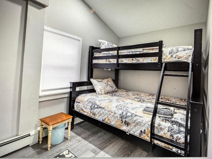 Ghorofa ya chini iliyojaa na ghorofa mbili 