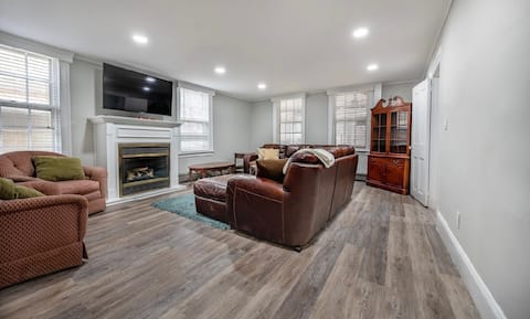 Popular Airbnb listing: Beautifully restored 6 BR in the heart of Windham in Windham