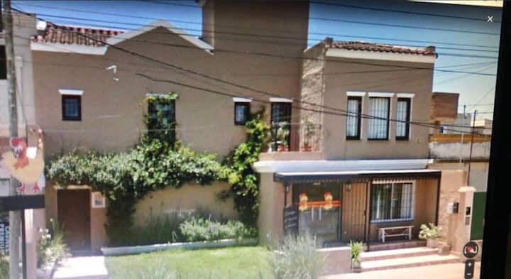 Casa En Salta, Buena Ubicacion, Patio Y Pileta - Salta