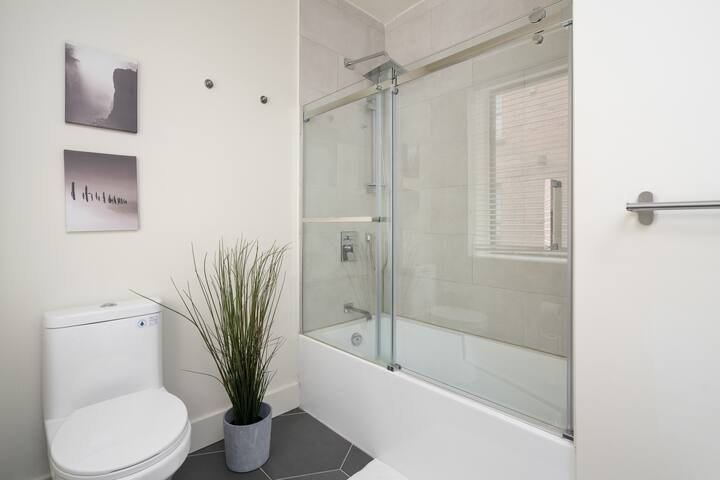Stylish 2BD/2BA Brand New in Mile End/ Plateau gallery image 5