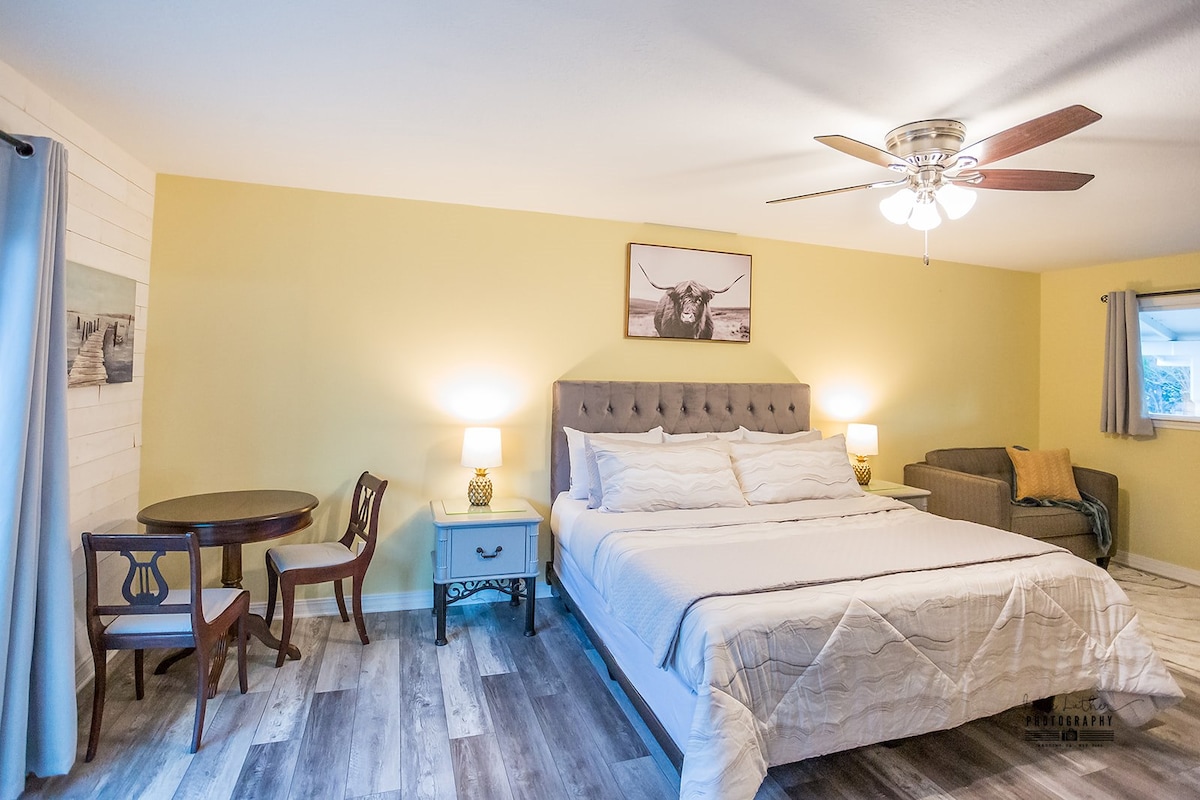 舒适的卧室，配备加大双人床：这间宽敞的卧室配有豪华加大双人床、奢华的床上用品和柔和的照明，为您提供极致舒适和宁静的睡眠。