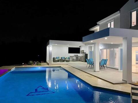 ET Deluxe House