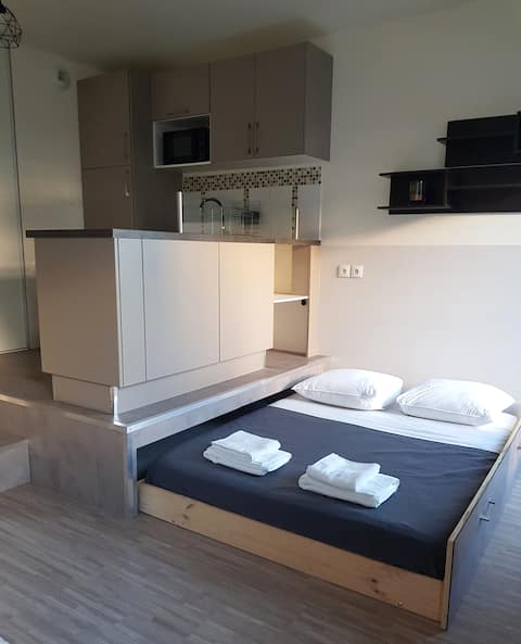 Modern studio with garden near the train station & shops