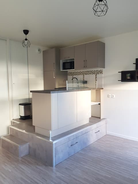 Modern studio 3 minutes from the train station and shops.