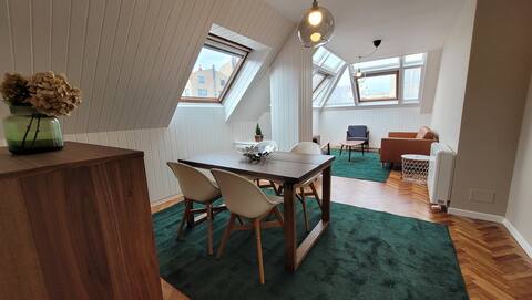 Airbnb con mejor rendimiento: Very central with parking. Views of Orzán Beach en A Coruña