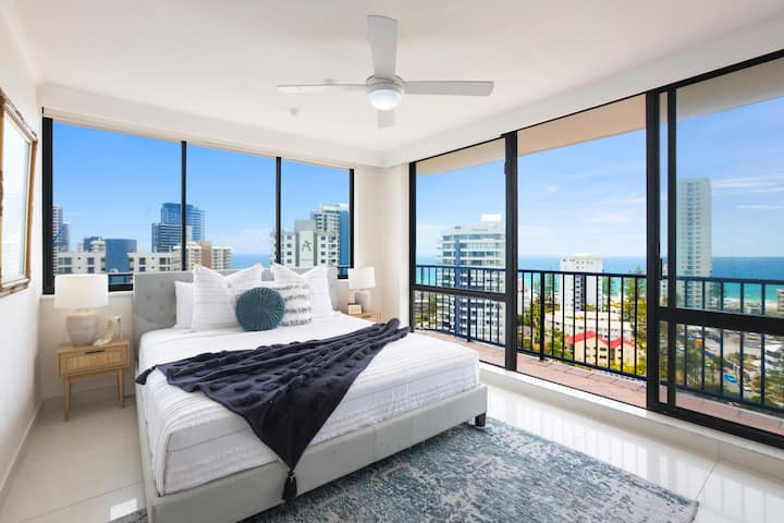 Chumba kikuu cha kulala kilicho na kitanda aina ya King na mandhari ya ufukweni