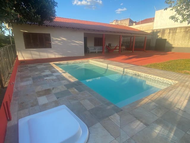 Entire home with 4 bedrooms in Londrina - Chácara espaçosa, com piscina e ar condicionado.