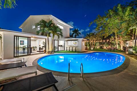 Villa Azur 8BR *Outdoor Oasis with Poolside Bar*
