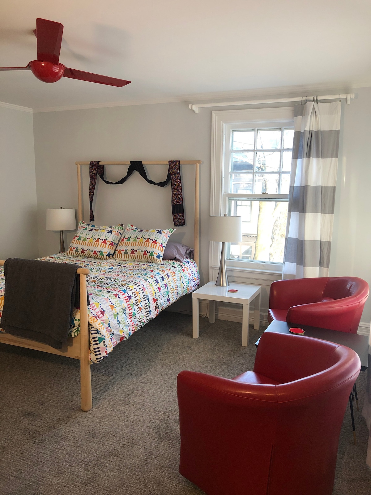 Cama matrimonial y cómodos asientos