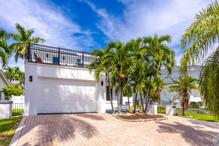 Luxury 5BR/3BA Villa Walk to Hollywood Beach gallery image 3