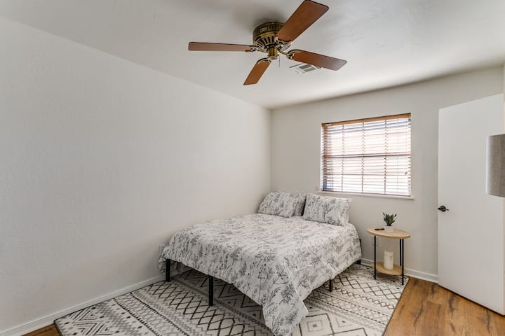 Chumba cha kulala cha ghorofani #2 (Kitanda cha ukubwa wa malkia kilicho na televisheni ya 50")