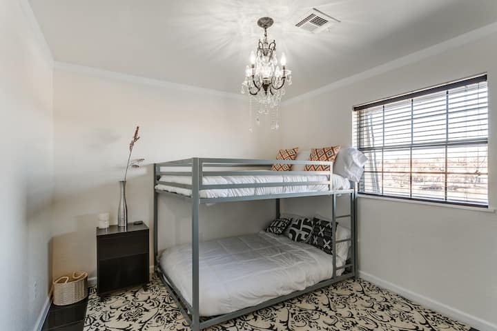 Chumba cha kulala cha ghorofani #3 (Vitanda viwili vya ukubwa kamili)