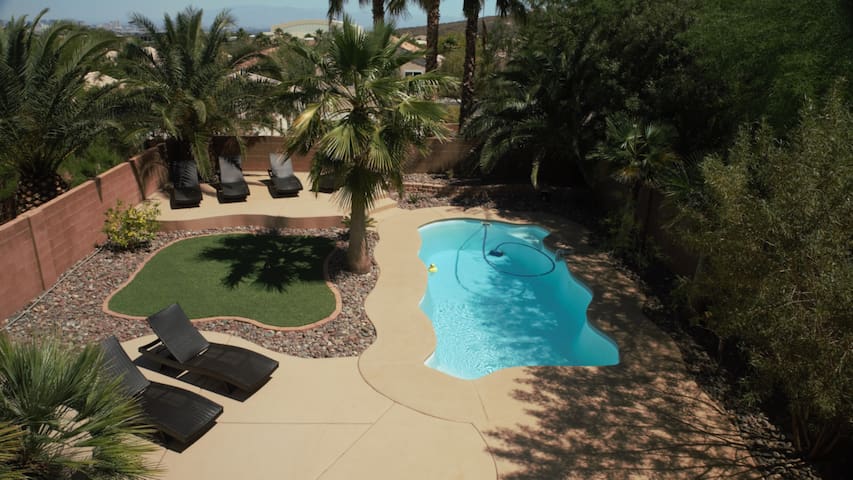 Twin Palms Three Bedroom Henderson Retreat w/Pool
